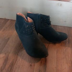 Qupid womens size 8.5 emerald booties